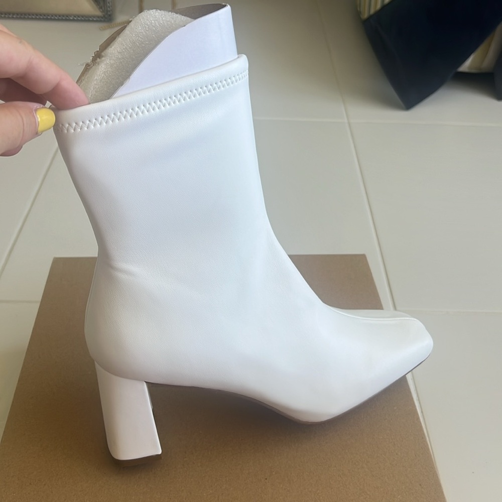 Steven Madden white ankle boots size 9